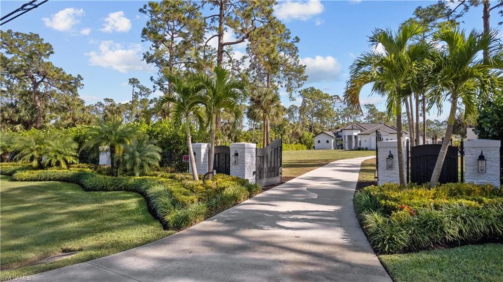 1680 Oakes Blvd, Naples, FL 34119-4