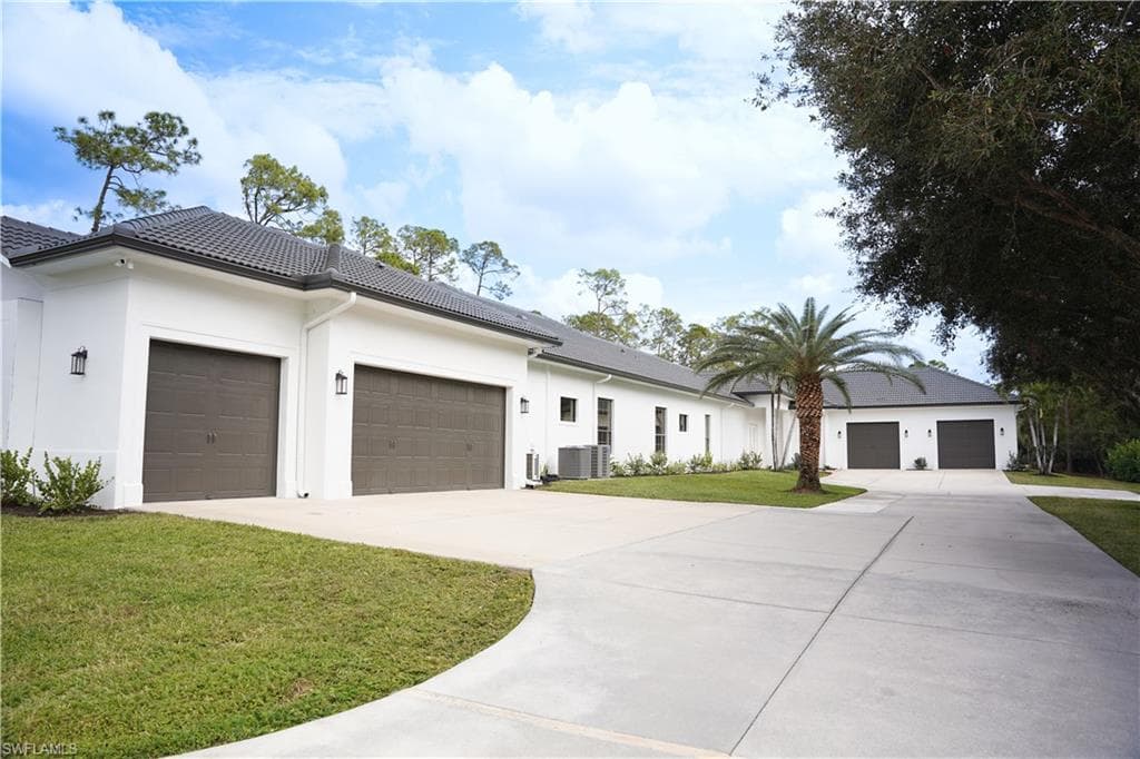 1680 Oakes Blvd, Naples, FL 34119-5