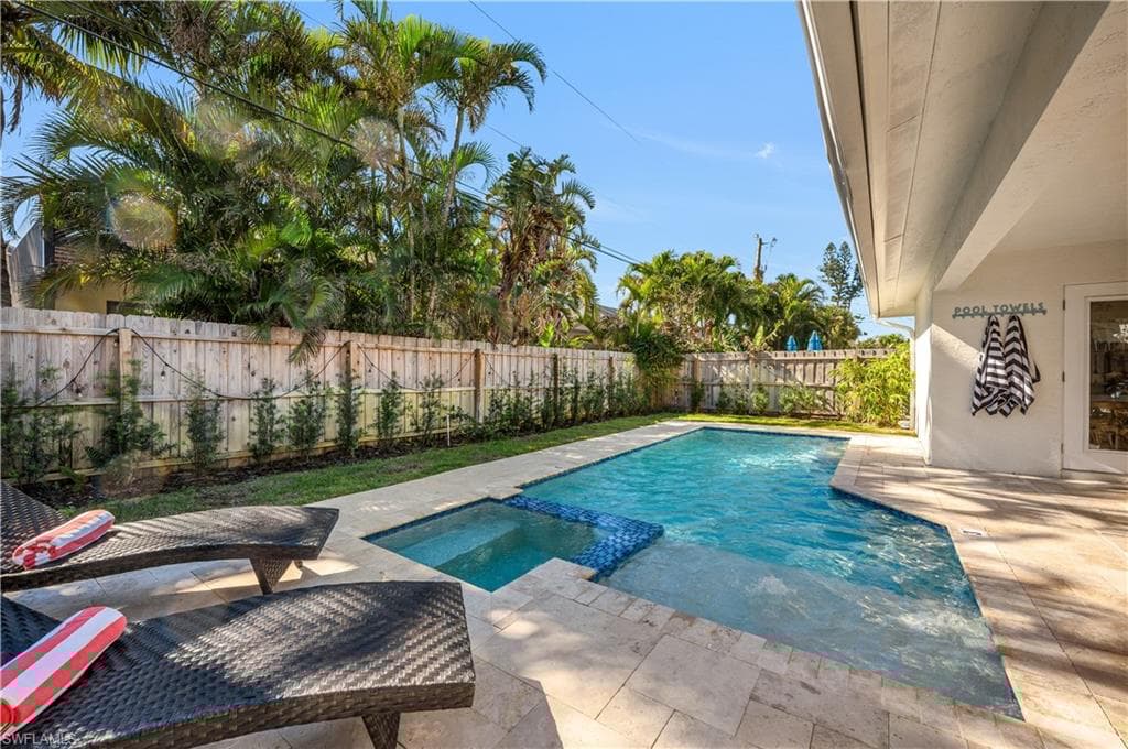 616 106th Ave N, Naples, FL 34108-1