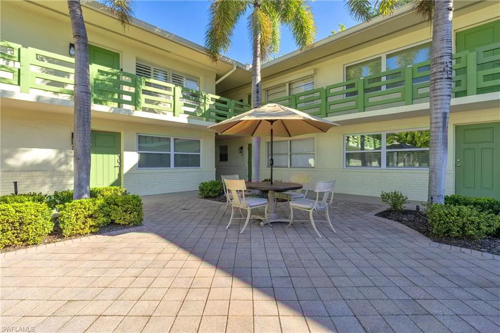 975 9th Ave S 16, Naples, FL 34102-13
