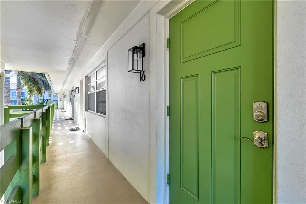 975 9th Ave S 16, Naples, FL 34102-20