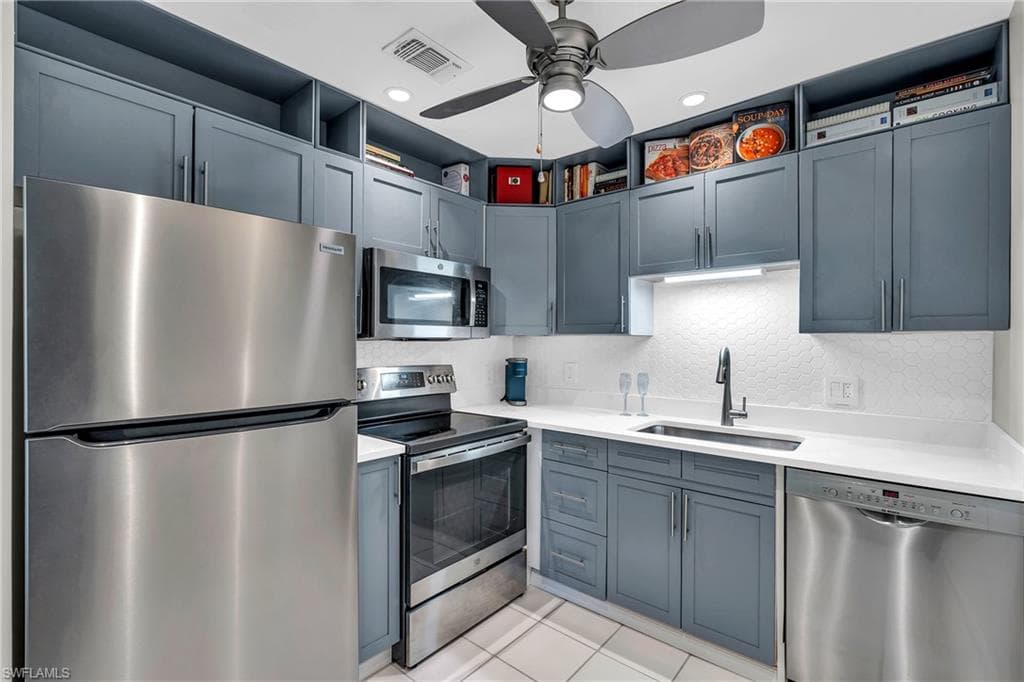 975 9th Ave S 16, Naples, FL 34102-4