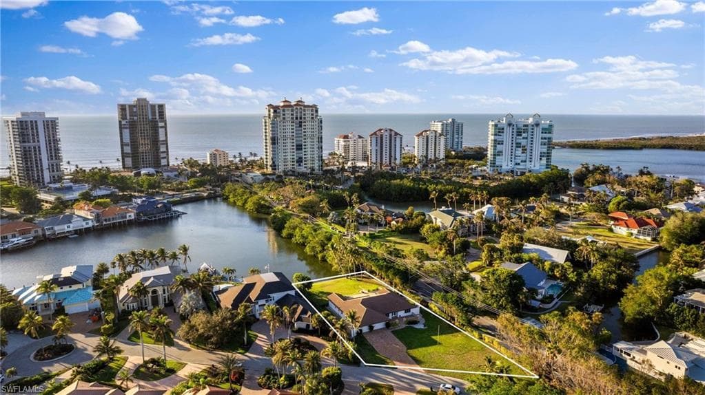 319 Pirates Bight, Naples, FL 34103-1