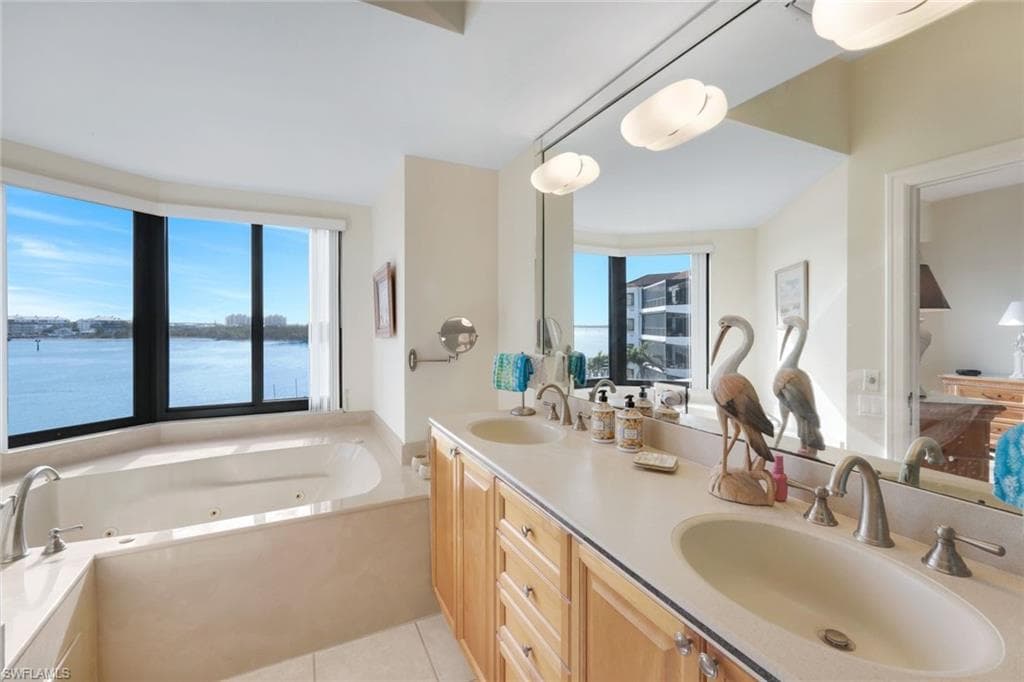 402 La Peninsula Blvd 402, Naples, FL 34113-13