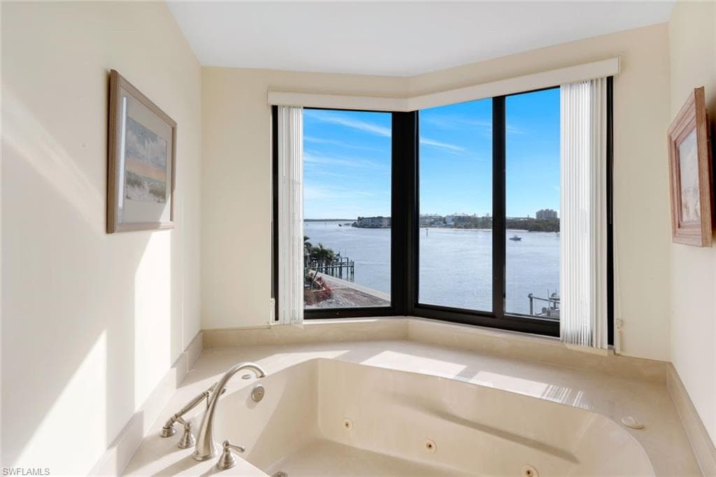 402 La Peninsula Blvd 402, Naples, FL 34113-15