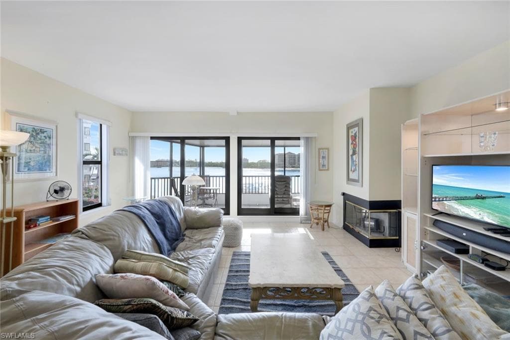402 La Peninsula Blvd 402, Naples, FL 34113-3