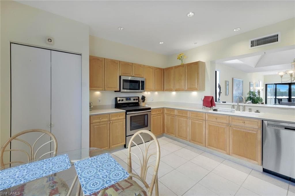 402 La Peninsula Blvd 402, Naples, FL 34113-6