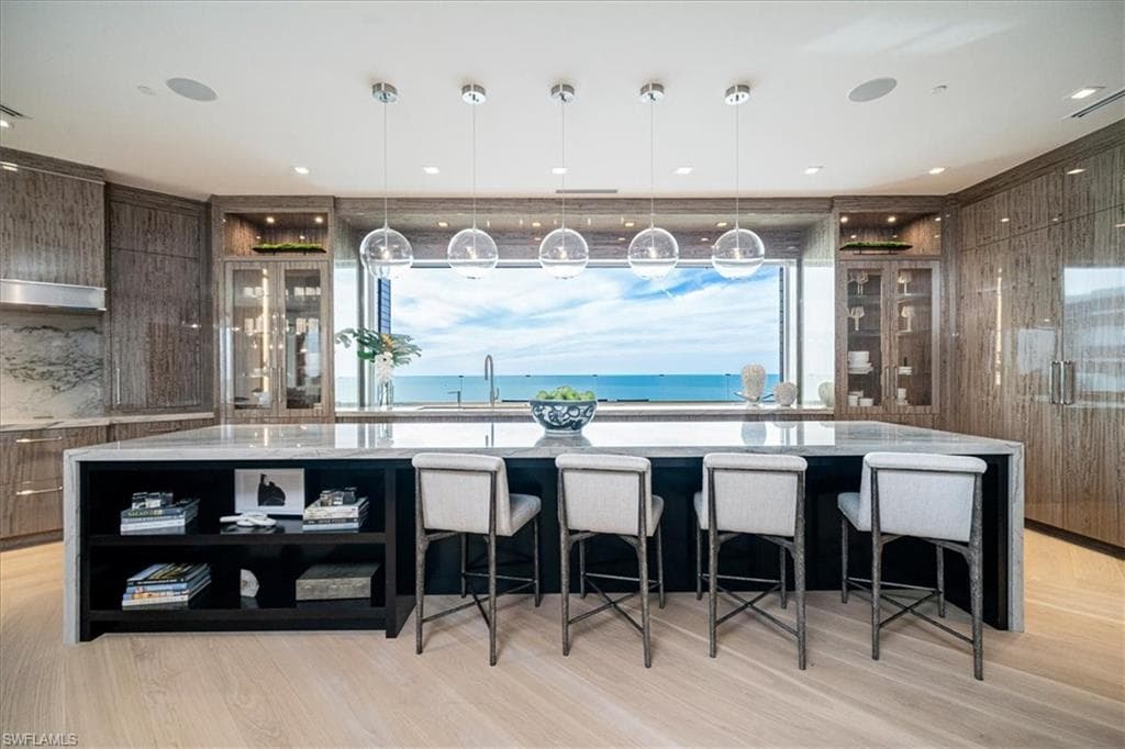 81 Seagate Dr Ph20, Naples, FL 34103-4