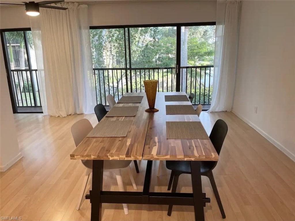 576 Retreat Dr 201, Naples, FL 34110-4