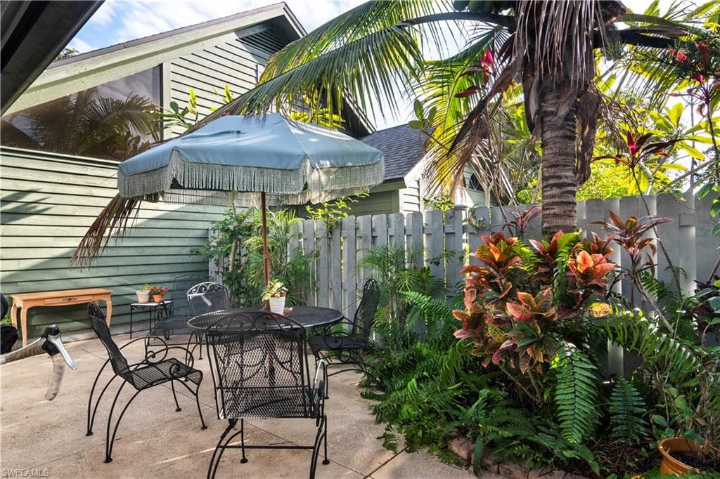 1323 Solana Rd, Naples, FL 34103-7
