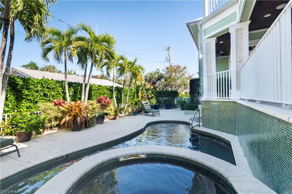 645 Broad Ave S, Naples, FL 34102-15