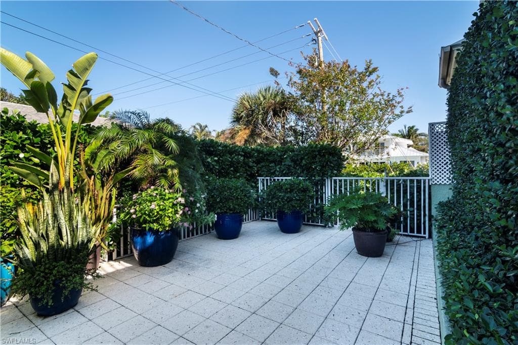 645 Broad Ave S, Naples, FL 34102-17