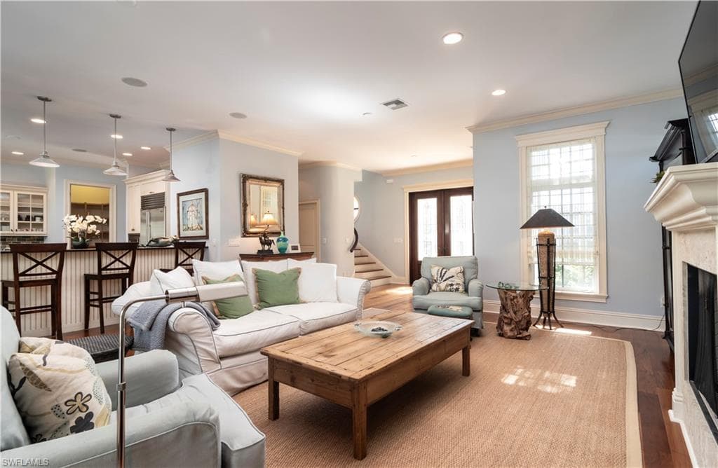 645 Broad Ave S, Naples, FL 34102-5