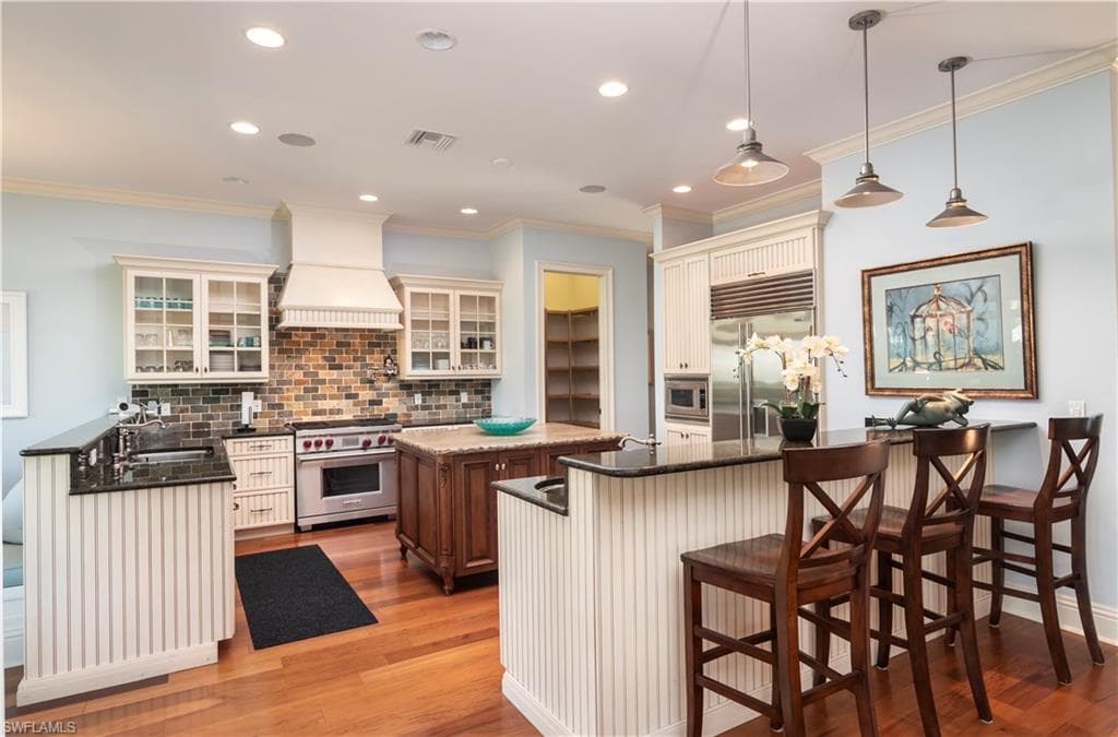 645 Broad Ave S, Naples, FL 34102-6