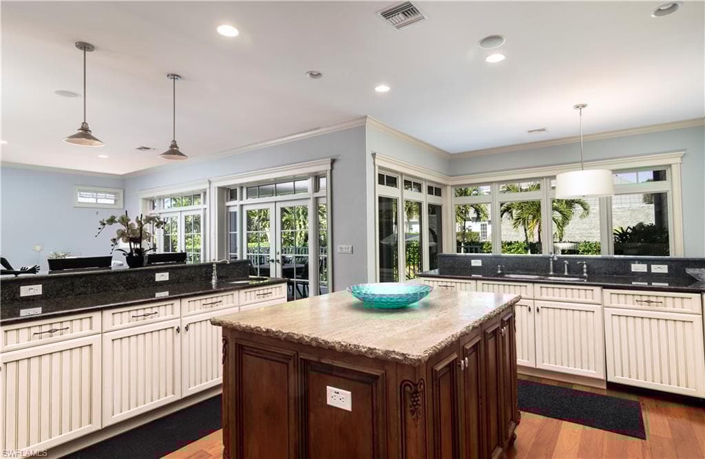 645 Broad Ave S, Naples, FL 34102-7