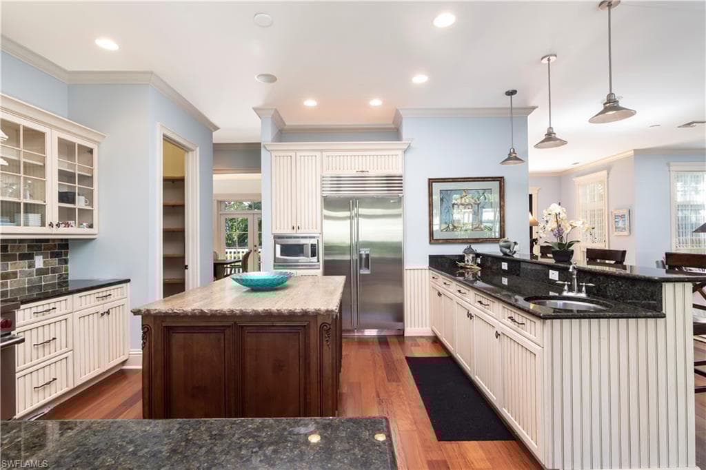 645 Broad Ave S, Naples, FL 34102-8