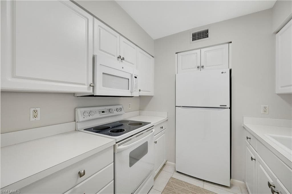 290 4th St S 202, Naples, FL 34102-18