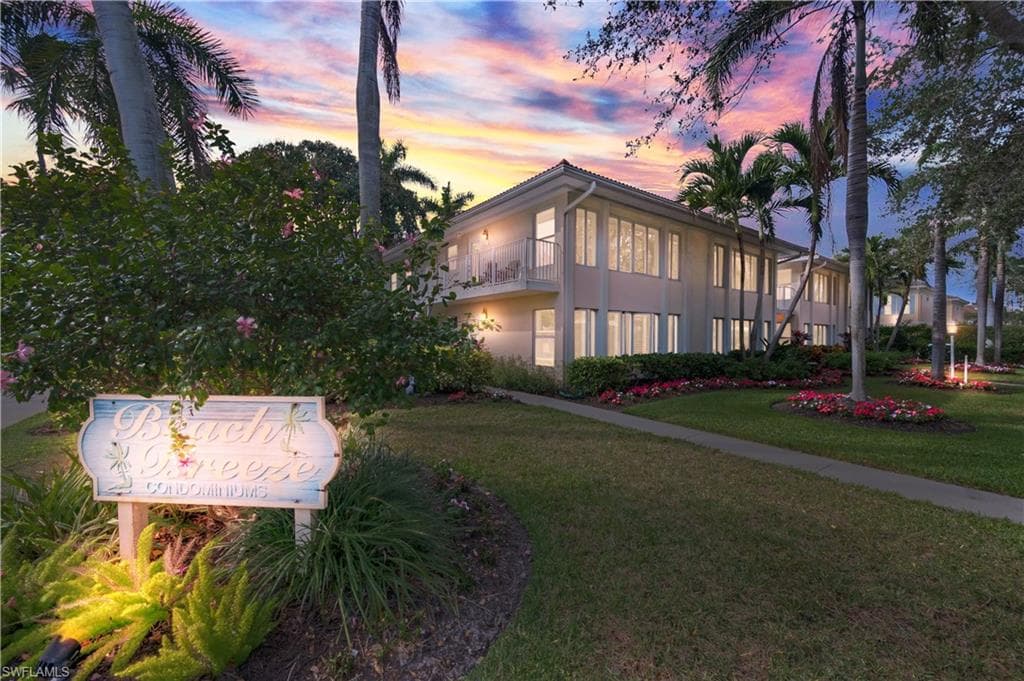 290 4th St S 202, Naples, FL 34102-1