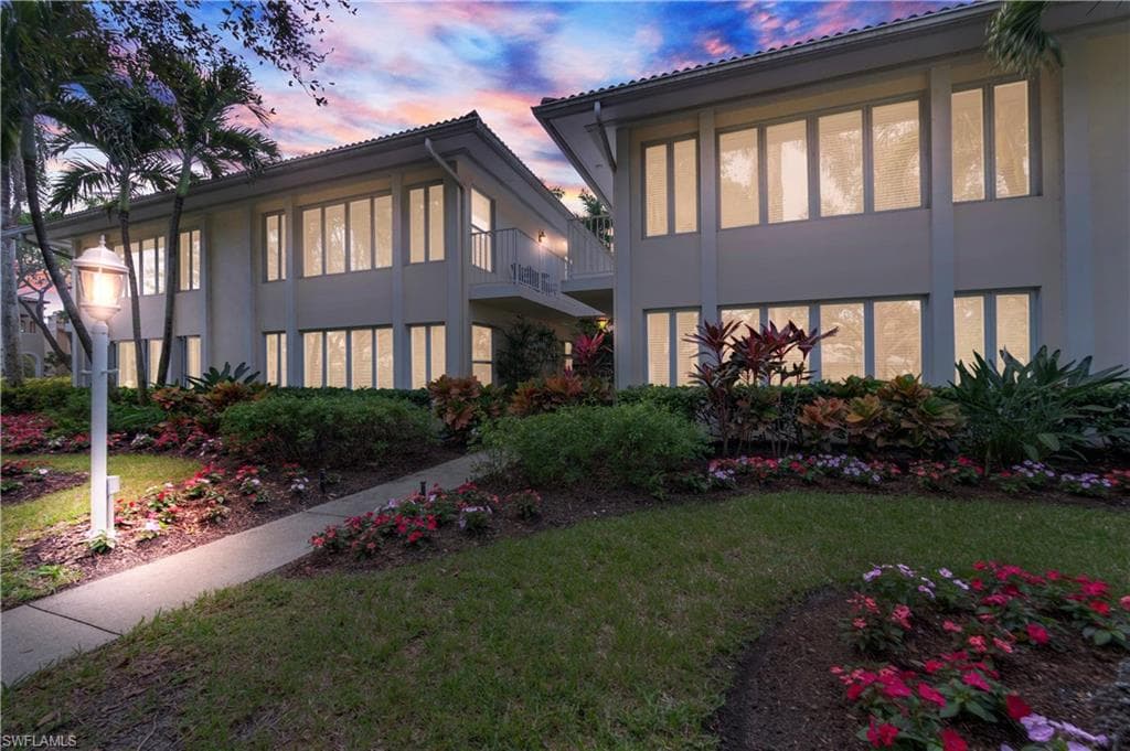 290 4th St S 202, Naples, FL 34102-3