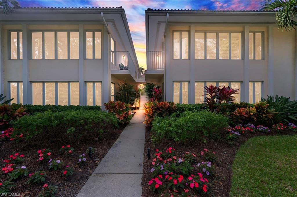 290 4th St S 202, Naples, FL 34102-4