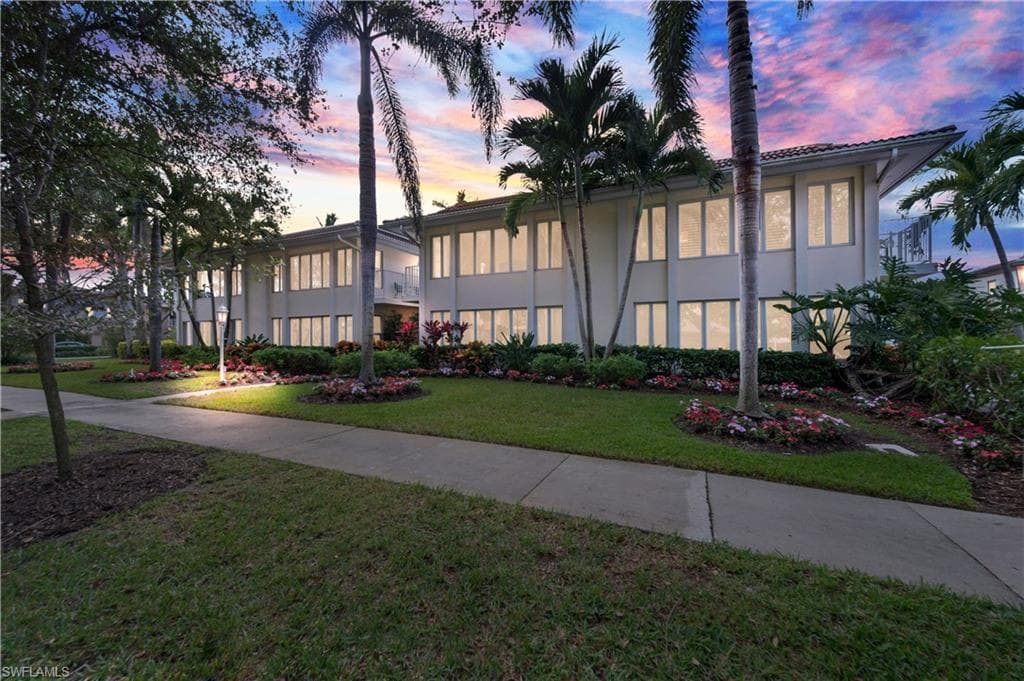 290 4th St S 202, Naples, FL 34102-5