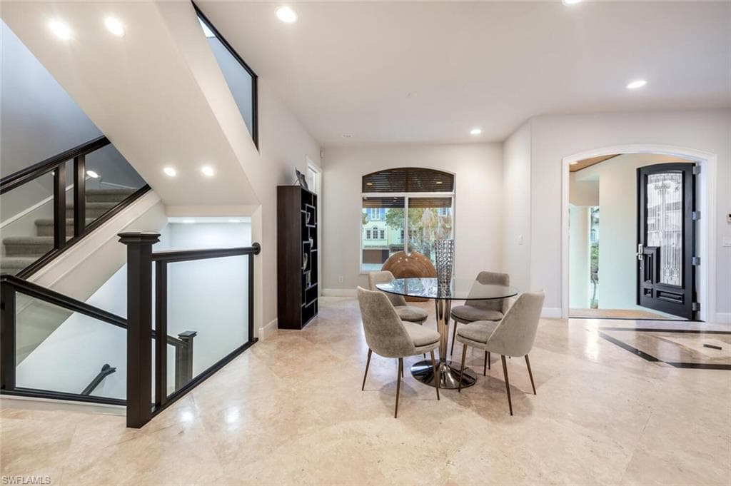 319 Lagoon Ave, Naples, FL 34108-9