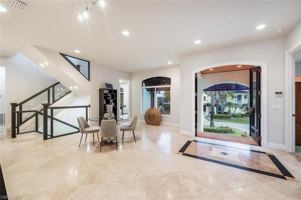 319 Lagoon Ave, Naples, FL 34108-10