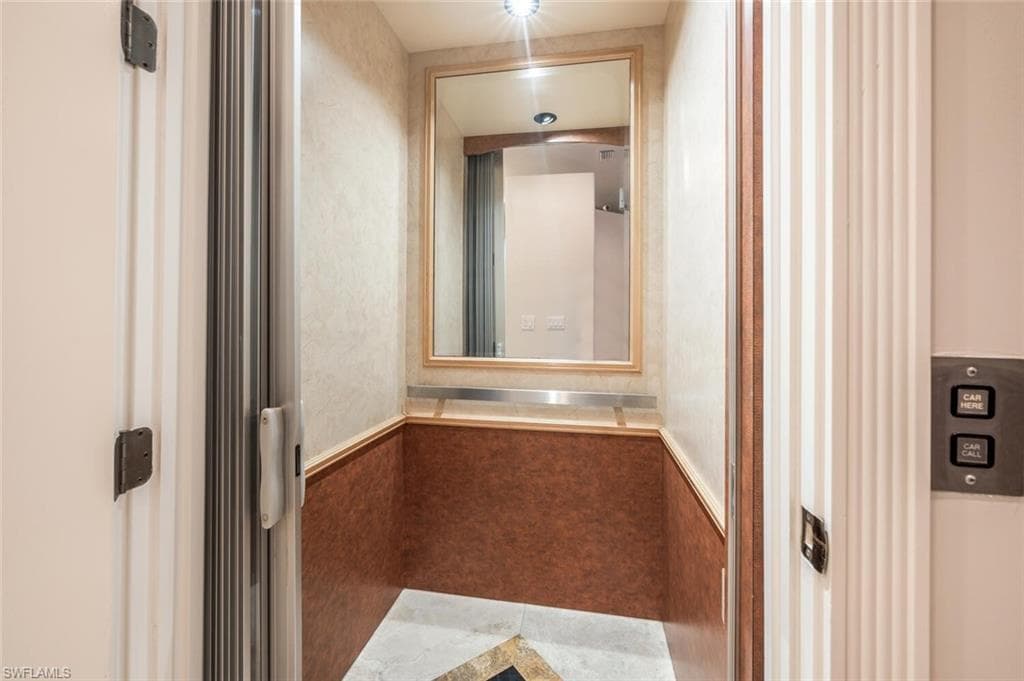 319 Lagoon Ave, Naples, FL 34108-32