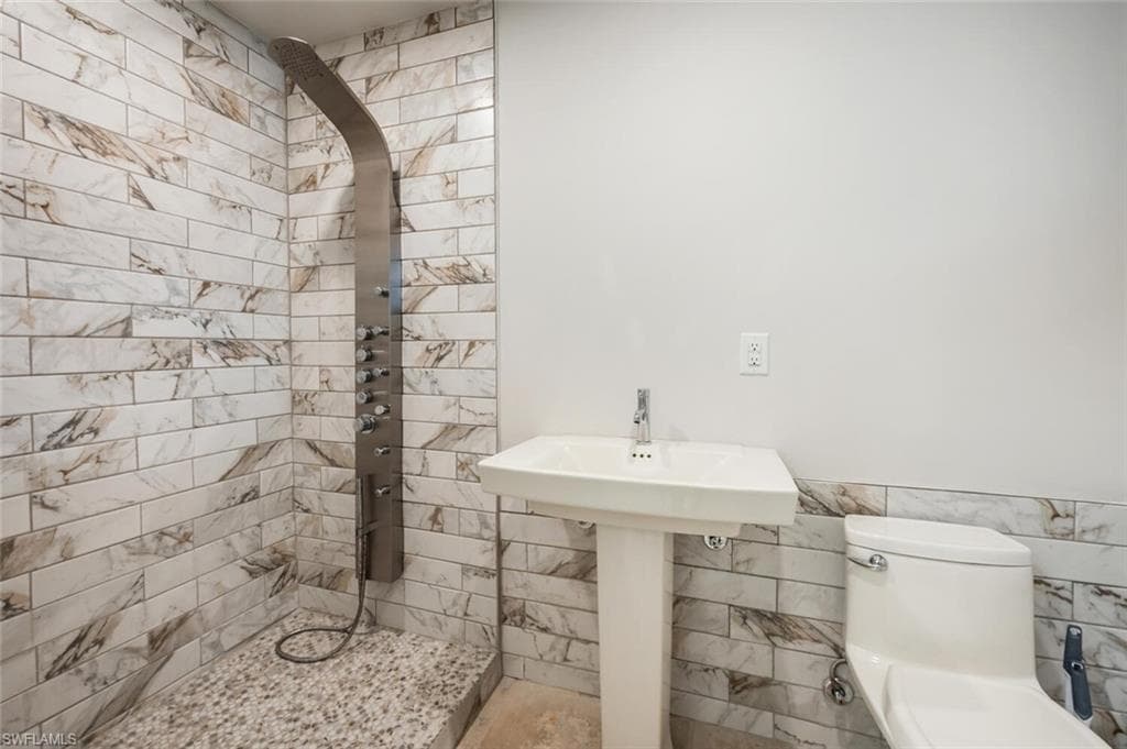 319 Lagoon Ave, Naples, FL 34108-48