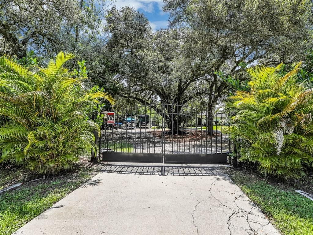 260 16th Ave NW, Naples, FL 34120-5