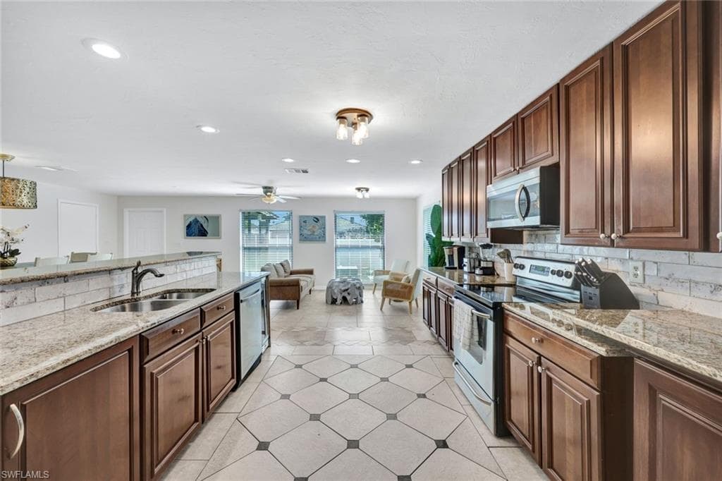 724 102nd Ave N, Naples, FL 34108-9