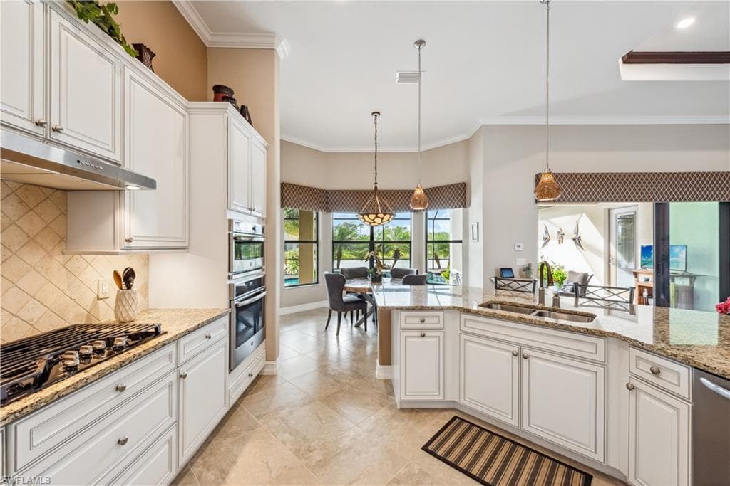 2280 Somerset Pl, Naples, FL 34120-8