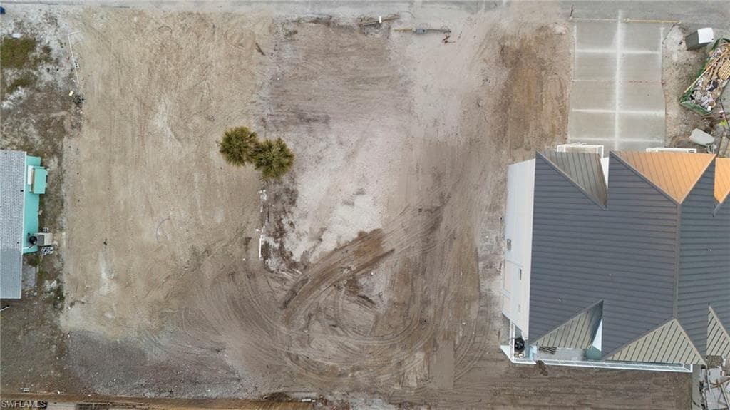 131 Hibiscus Dr, Fort Myers Beach, FL 33931-12