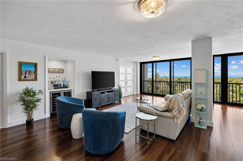 5601 Turtle Bay Dr 402, Naples, FL 34108-3