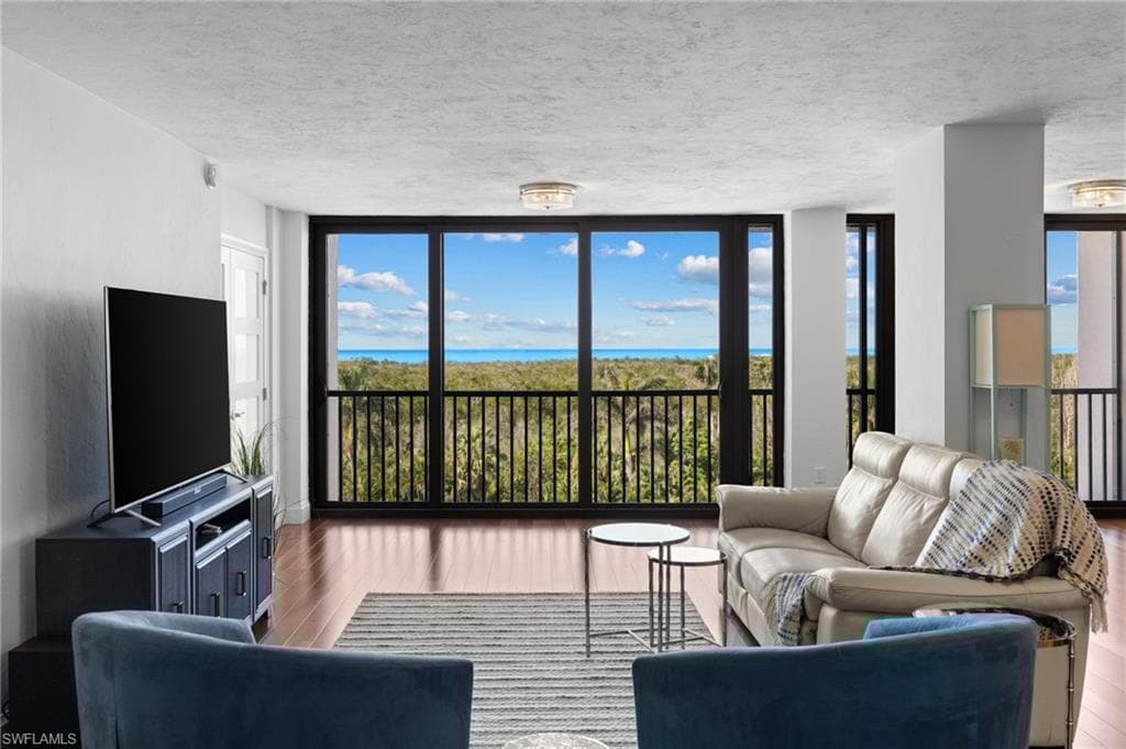 5601 Turtle Bay Dr 402, Naples, FL 34108-7
