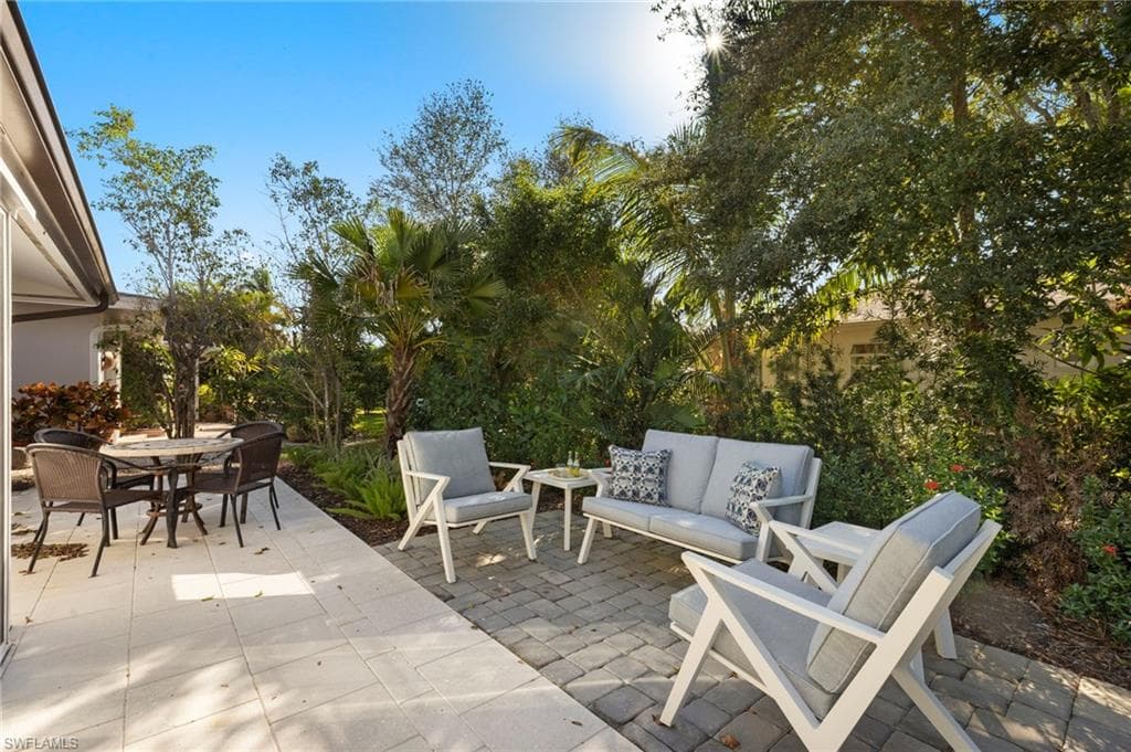 7 Crooked Ln, Naples, FL 34112-21
