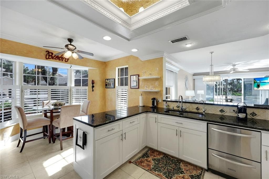 651 Wiggins Lake Dr 101, Naples, FL 34110-9