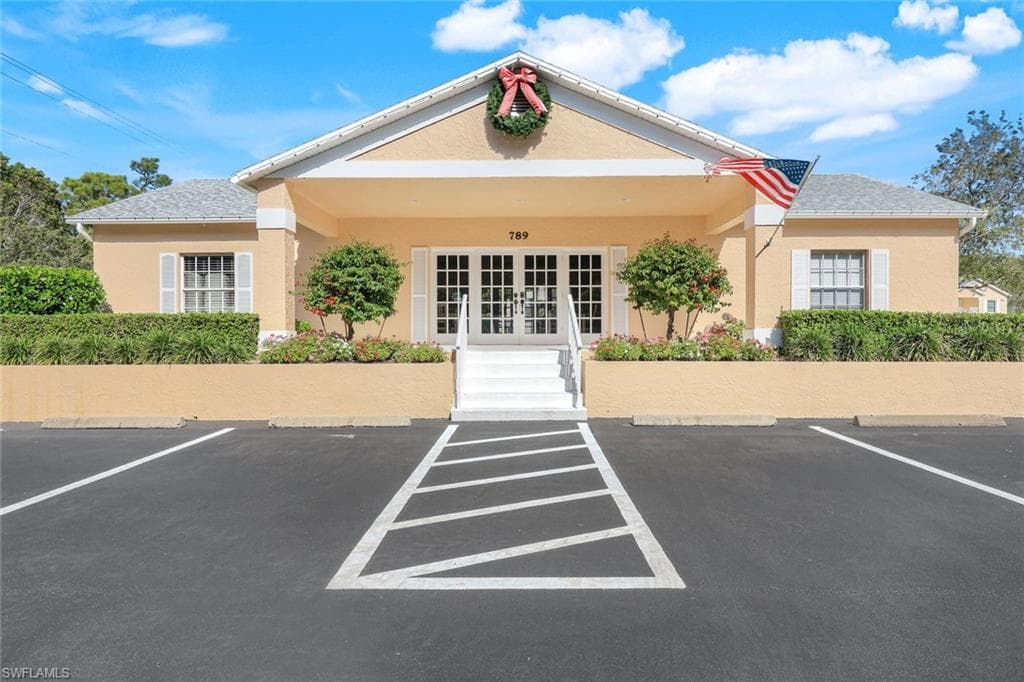 651 Wiggins Lake Dr 101, Naples, FL 34110-26
