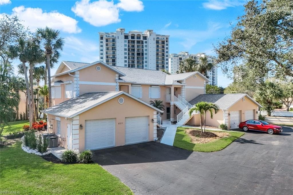 651 Wiggins Lake Dr 101, Naples, FL 34110-2