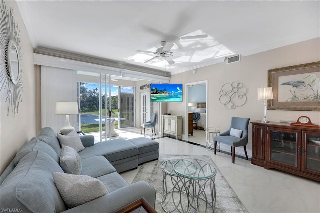 651 Wiggins Lake Dr 101, Naples, FL 34110-4