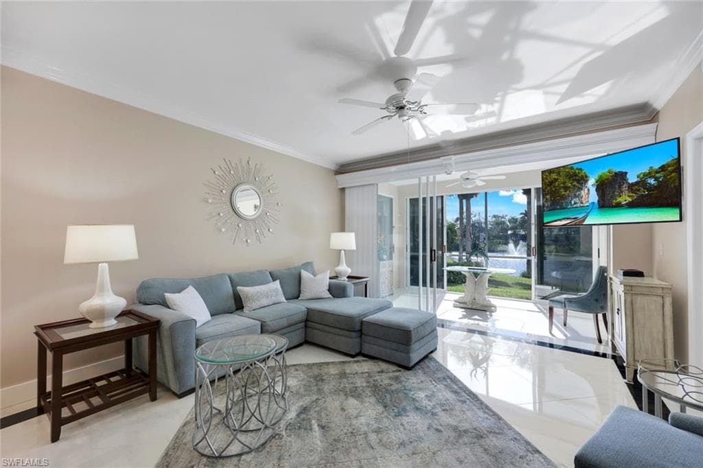 651 Wiggins Lake Dr 101, Naples, FL 34110-5