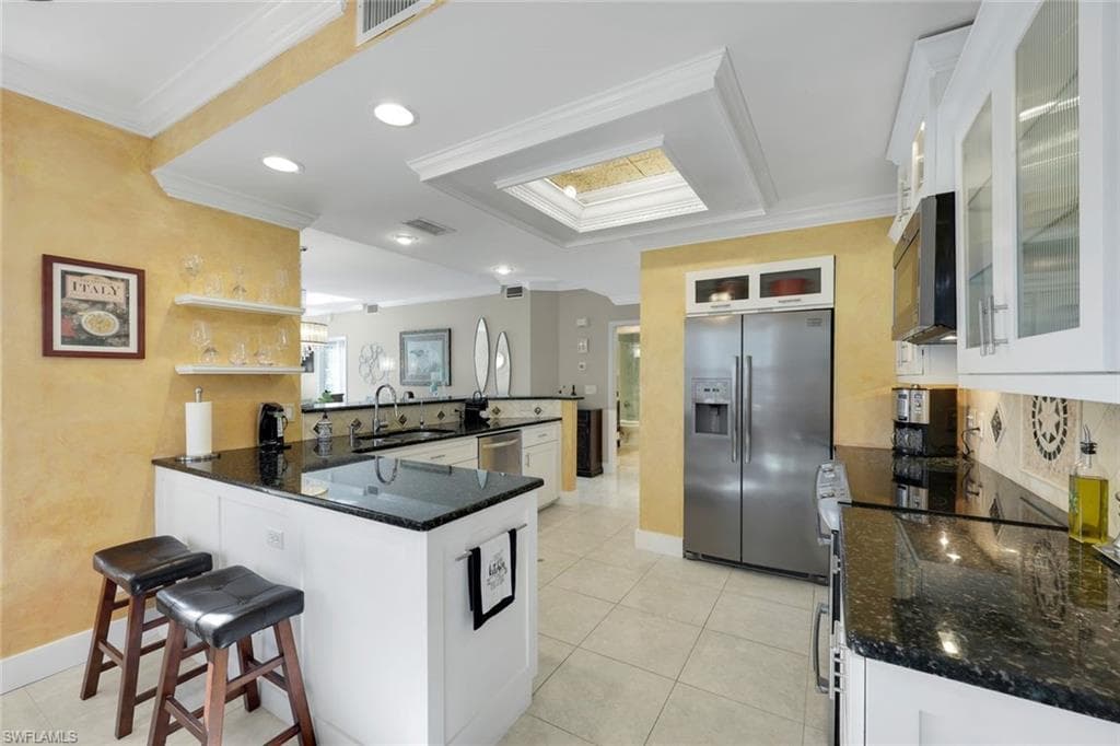 651 Wiggins Lake Dr 101, Naples, FL 34110-7