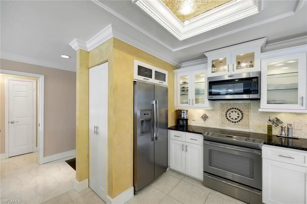 651 Wiggins Lake Dr 101, Naples, FL 34110-8