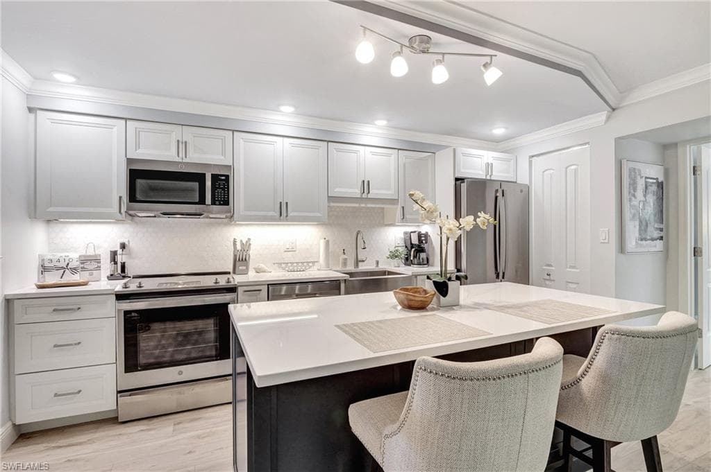 960 7th St S 103, Naples, FL 34102-1