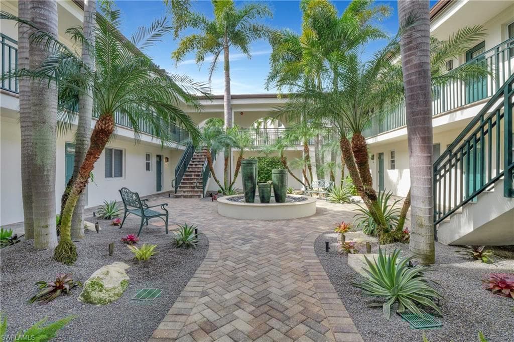 960 7th St S 103, Naples, FL 34102-22