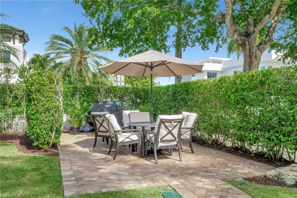 960 7th St S 103, Naples, FL 34102-23
