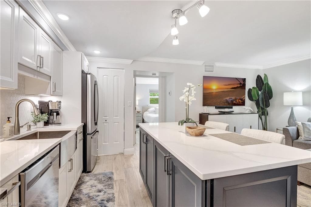 960 7th St S 103, Naples, FL 34102-5