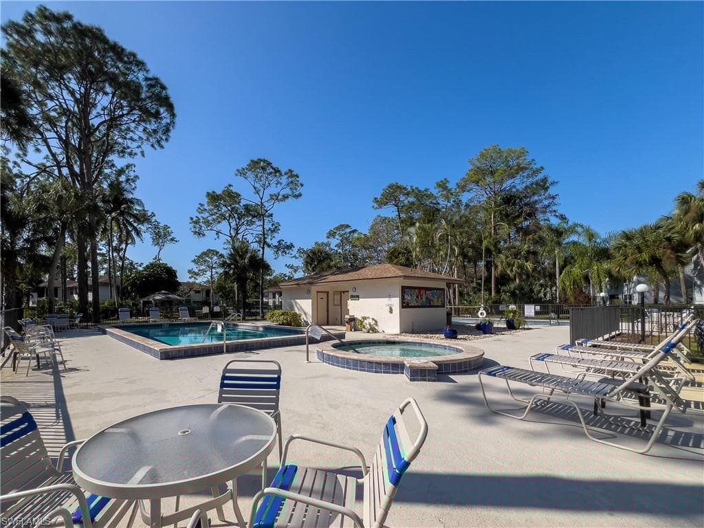 1833 Courtyard Way E204, Naples, FL 34112-18