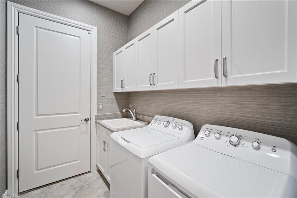 6589 Roma Way, Naples, FL 34113-25
