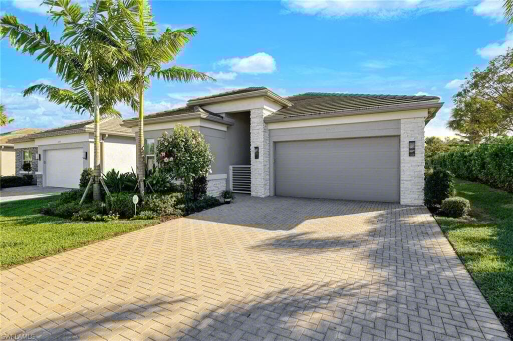 11555 Jacaranda Dr, Naples, FL 34120-32